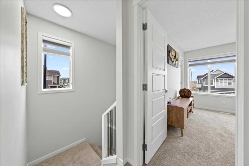 10 Lucas Close Nw, Calgary, AB - Indoor Photo Showing Other Room