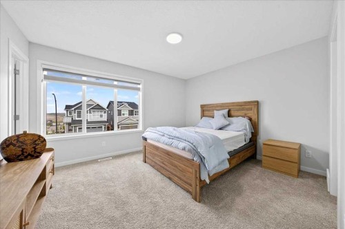 10 Lucas Close Nw, Calgary, AB - Indoor Photo Showing Bedroom