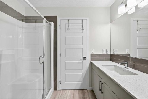 10 Lucas Close Nw, Calgary, AB - Indoor Photo Showing Bathroom