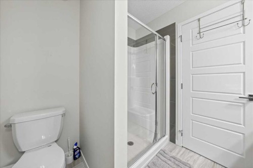 10 Lucas Close Nw, Calgary, AB - Indoor Photo Showing Bathroom