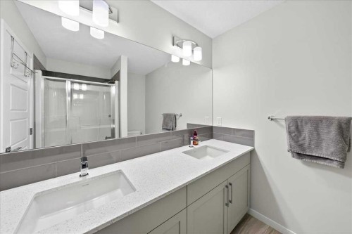 10 Lucas Close Nw, Calgary, AB - Indoor Photo Showing Bathroom