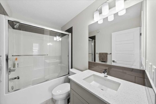 10 Lucas Close Nw, Calgary, AB - Indoor Photo Showing Bathroom