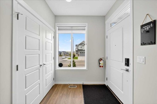 10 Lucas Close Nw, Calgary, AB - Indoor Photo Showing Other Room