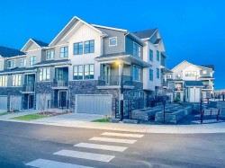 917 Crestridge Common SW Calgary, AB T3B 6L6