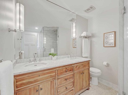 907 Kerfoot Crescent Sw, Calgary, AB - Indoor Photo Showing Bathroom