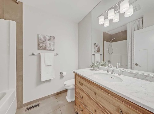 907 Kerfoot Crescent Sw, Calgary, AB - Indoor Photo Showing Bathroom