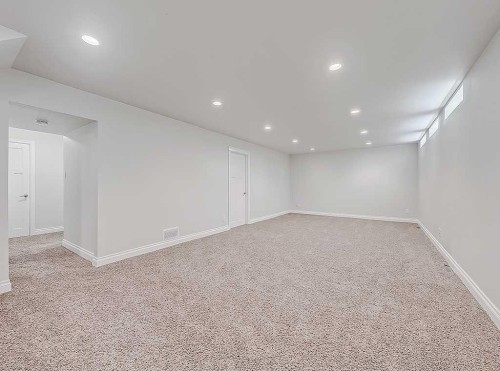 907 Kerfoot Crescent Sw, Calgary, AB - Indoor Photo Showing Other Room