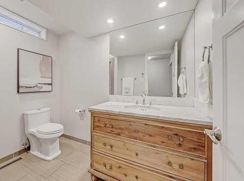 907 Kerfoot Crescent Sw, Calgary, AB - Indoor Photo Showing Bathroom