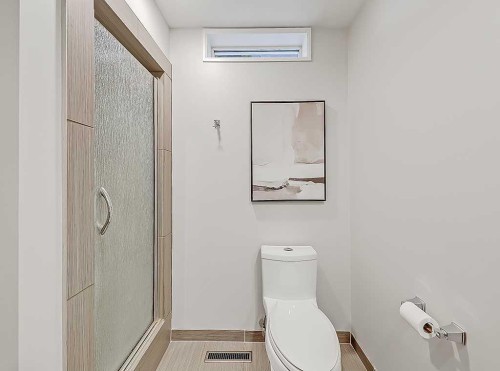 907 Kerfoot Crescent Sw, Calgary, AB - Indoor Photo Showing Bathroom