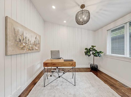 907 Kerfoot Crescent Sw, Calgary, AB - Indoor Photo Showing Other Room
