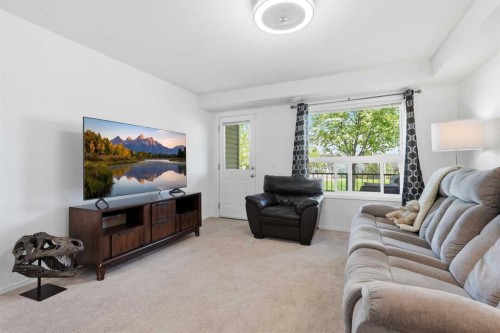 400-8 Bayside Place, Strathmore, AB - Indoor Photo Showing Living Room