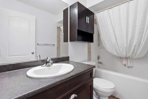 400-8 Bayside Place, Strathmore, AB - Indoor Photo Showing Bathroom