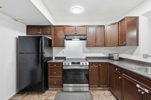 400-8 Bayside Place, Strathmore, AB - Indoor Photo Showing Kitchen