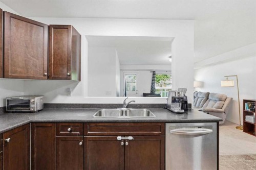 400-8 Bayside Place, Strathmore, AB - Indoor Photo Showing Kitchen With Double Sink