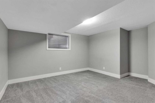 197 Royal Crest View Nw, Calgary, AB - Indoor Photo Showing Other Room