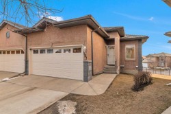 197 Royal Crest View NW Calgary, AB T3G 5W4