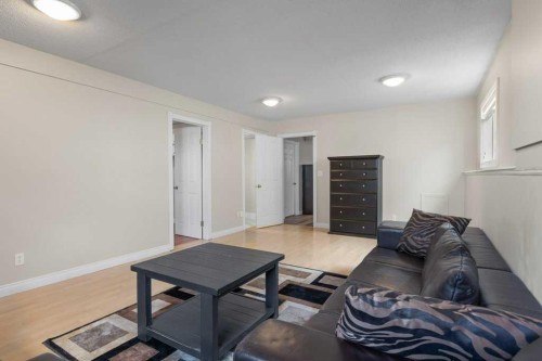 202 Willowbrook Close Nw, Airdrie, AB - Indoor Photo Showing Living Room