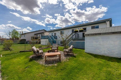 202 Willowbrook Close Nw, Airdrie, AB - Outdoor