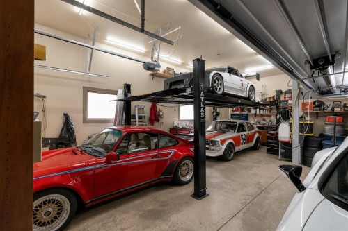 19 Coach Gate Way Sw, Calgary, AB - Indoor Photo Showing Garage