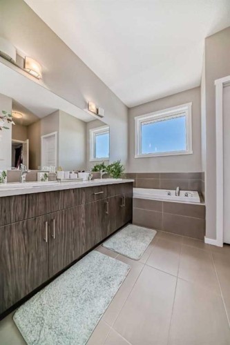 17 Walgrove Manor Se, Calgary, AB - Indoor Photo Showing Bathroom