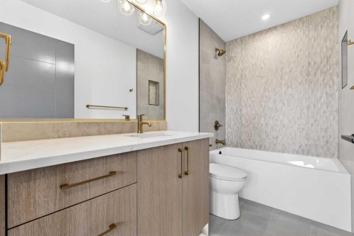 8519 48 Avenue Nw, Calgary, AB - Indoor Photo Showing Bathroom