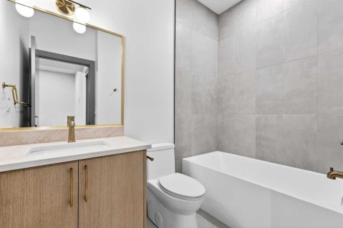 8519 48 Avenue Nw, Calgary, AB - Indoor Photo Showing Bathroom