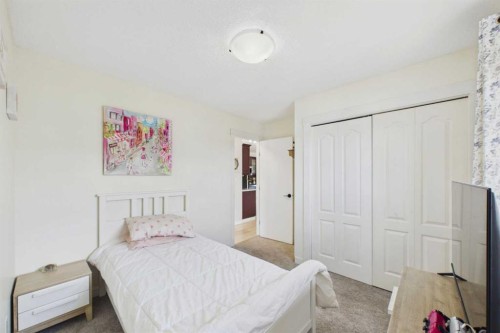 132 Oswald Close, Red Deer, AB - Indoor Photo Showing Living Room