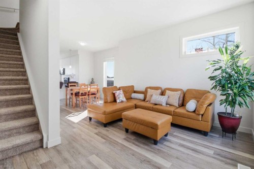 402-11 Evanscrest Mews Nw, Calgary, AB - Indoor Photo Showing Living Room