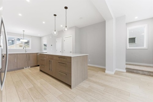1060 West Lakeview Drive, Chestermere, AB - Indoor Photo Showing Kitchen