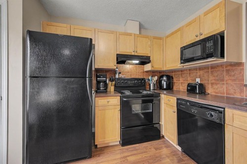 65 Royal Birch Villas Nw, Calgary, AB - Indoor Photo Showing Kitchen