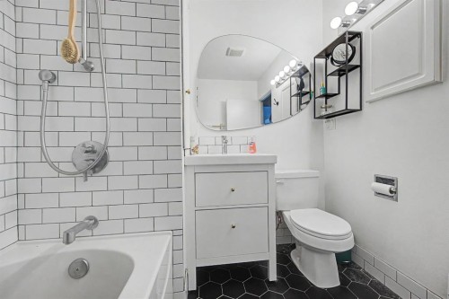 633 Regal Park Ne, Calgary, AB - Indoor Photo Showing Bathroom