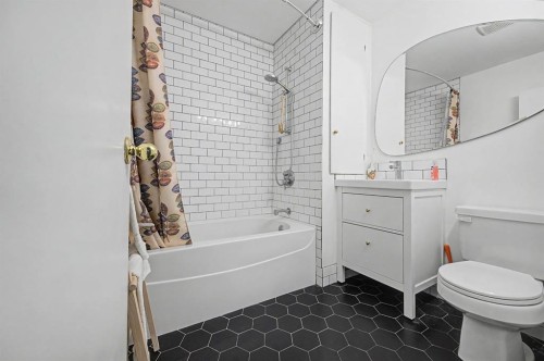 633 Regal Park Ne, Calgary, AB - Indoor Photo Showing Bathroom