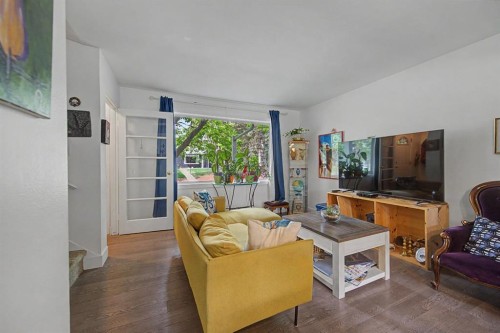 633 Regal Park Ne, Calgary, AB - Indoor Photo Showing Living Room