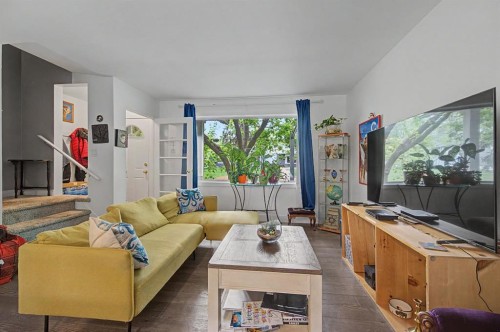 633 Regal Park Ne, Calgary, AB - Indoor Photo Showing Living Room