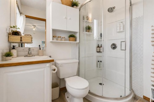 222 Anderson Grove Sw, Calgary, AB - Indoor Photo Showing Bathroom