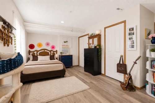 222 Anderson Grove Sw, Calgary, AB - Indoor Photo Showing Bedroom