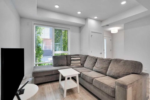 4012 Kovitz Lane Nw, Calgary, AB - Indoor Photo Showing Living Room
