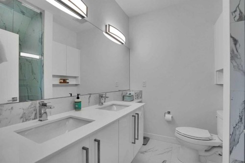 4012 Kovitz Lane Nw, Calgary, AB - Indoor Photo Showing Bathroom