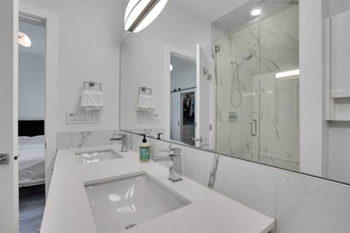 4012 Kovitz Lane Nw, Calgary, AB - Indoor Photo Showing Bathroom