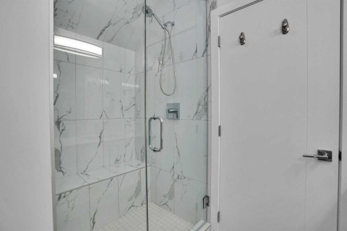 4012 Kovitz Lane Nw, Calgary, AB - Indoor Photo Showing Bathroom