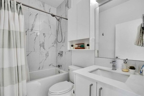 4012 Kovitz Lane Nw, Calgary, AB - Indoor Photo Showing Bathroom