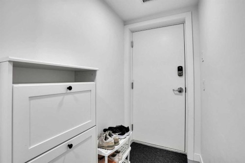4012 Kovitz Lane Nw, Calgary, AB - Indoor Photo Showing Other Room
