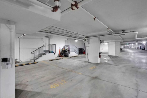 4012 Kovitz Lane Nw, Calgary, AB - Indoor Photo Showing Garage