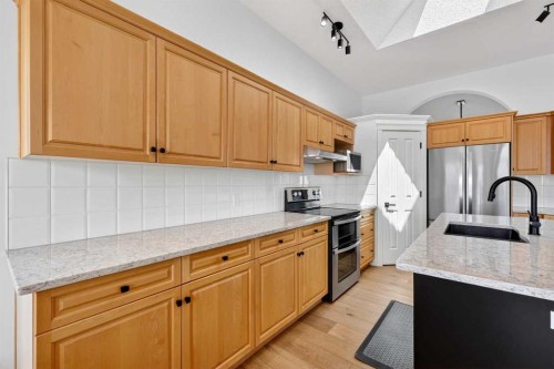 18 Eagleview Place, Cochrane, AB - Indoor Photo Showing Kitchen