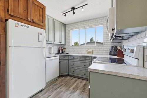 865 Queensland Drive Se, Calgary, AB - Indoor Photo Showing Kitchen