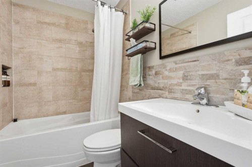 865 Queensland Drive Se, Calgary, AB - Indoor Photo Showing Bathroom
