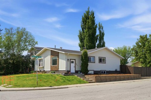 865 Queensland Drive Se, Calgary, AB - Outdoor