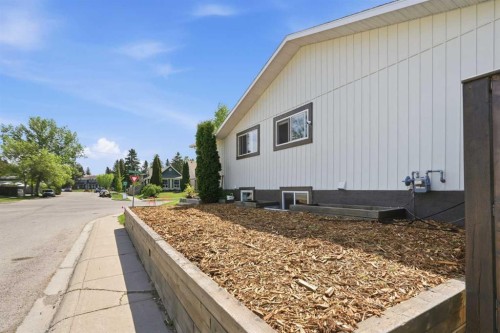 865 Queensland Drive Se, Calgary, AB - Outdoor