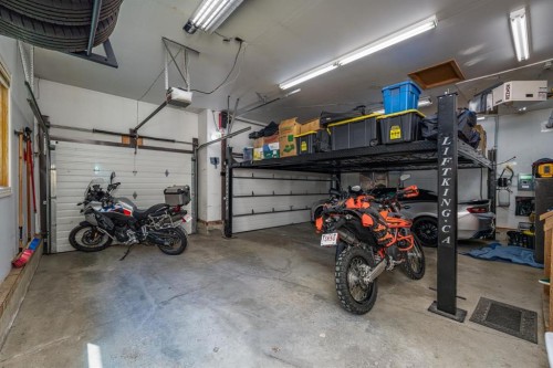 67 Sienna Hills View Sw, Calgary, AB - Indoor Photo Showing Garage