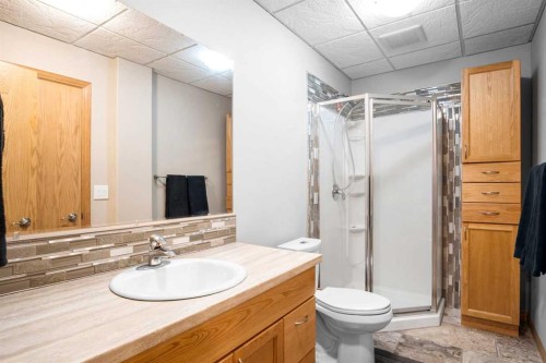 2 Harrison Green, Olds, AB - Indoor Photo Showing Bathroom
